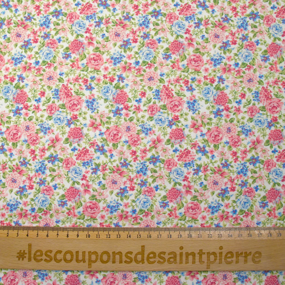 Piqué de coton imprimé les fleurs de Sarah bleu et fraise fond blanc - Image 3