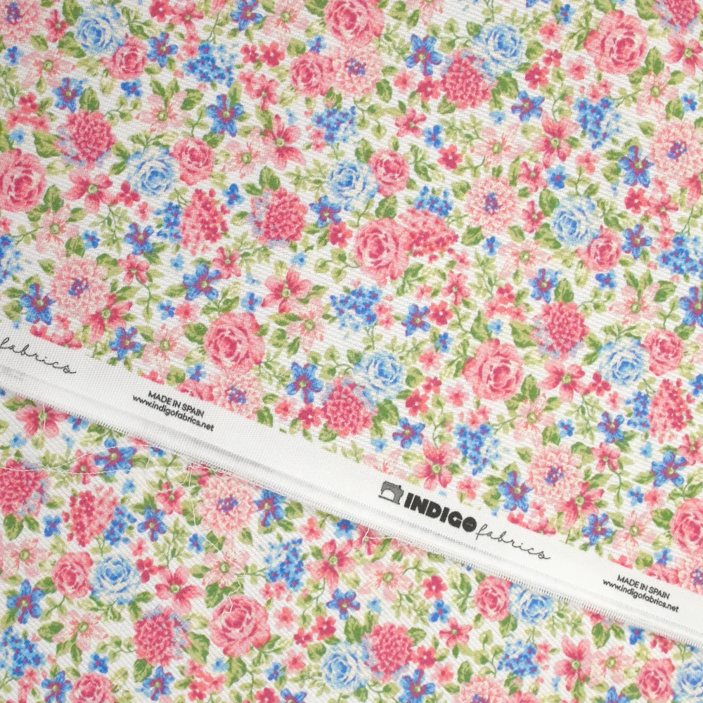 Piqué de coton imprimé les fleurs de Sarah bleu et fraise fond blanc - Image 5