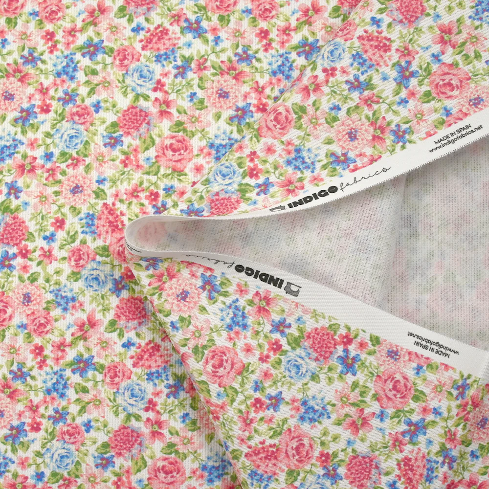 Piqué de coton imprimé les fleurs de Sarah bleu et fraise fond blanc - Image 6