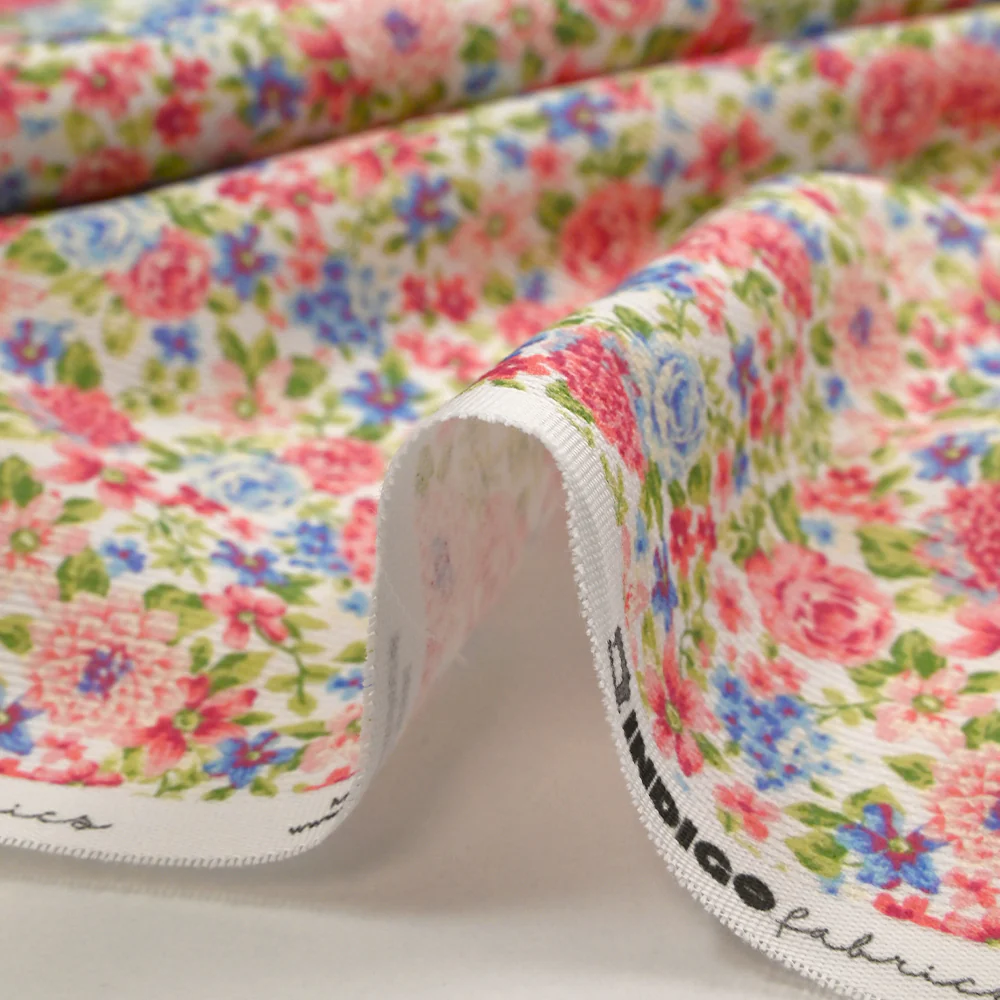 Piqué de coton imprimé les fleurs de Sarah bleu et fraise fond blanc - Image 7