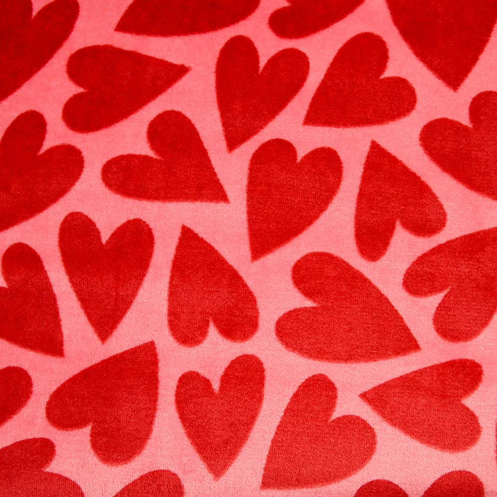 Polaire doudou imprimée coeur rouge fond rose