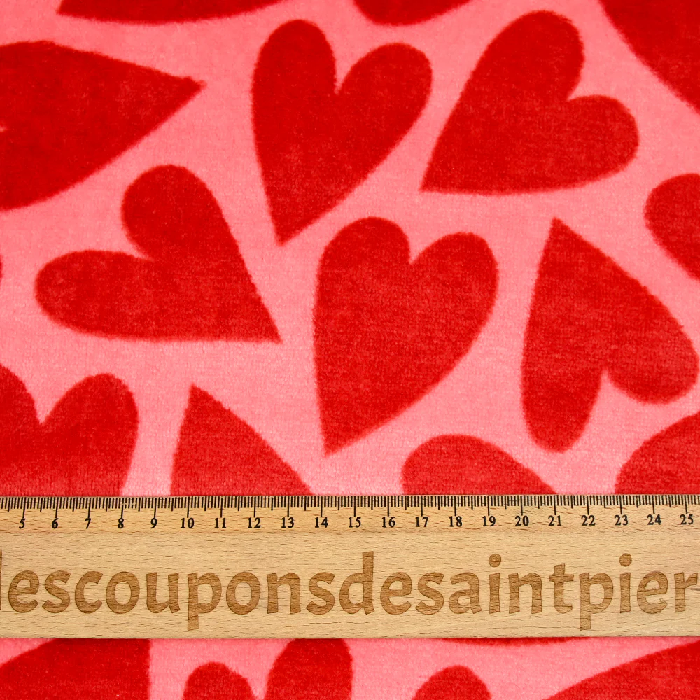 Polaire doudou imprimée coeur rouge fond rose - Image 4