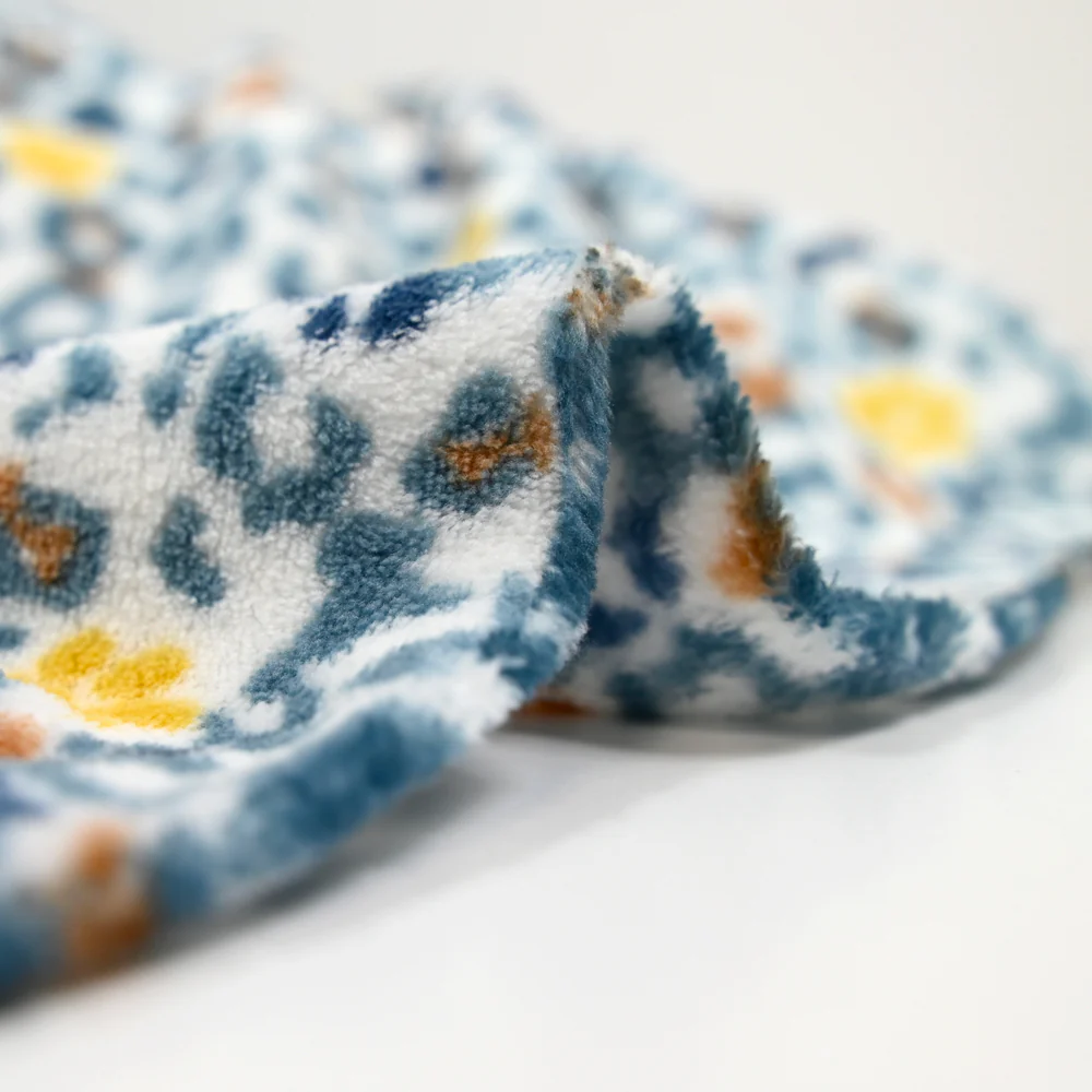 Polaire doudou imprimée léopard jaune et bleu glacier - Image 6
