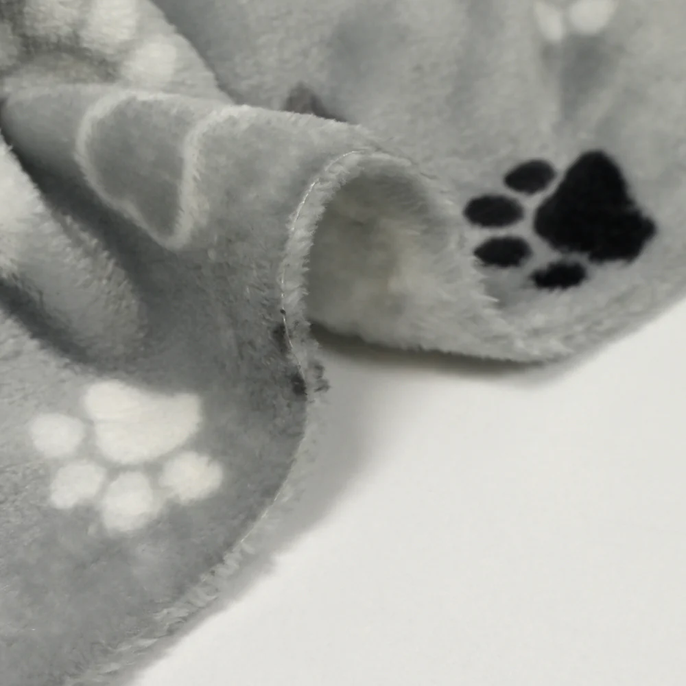 Polaire doudou imprimée patte de chien fond gris - Image 4