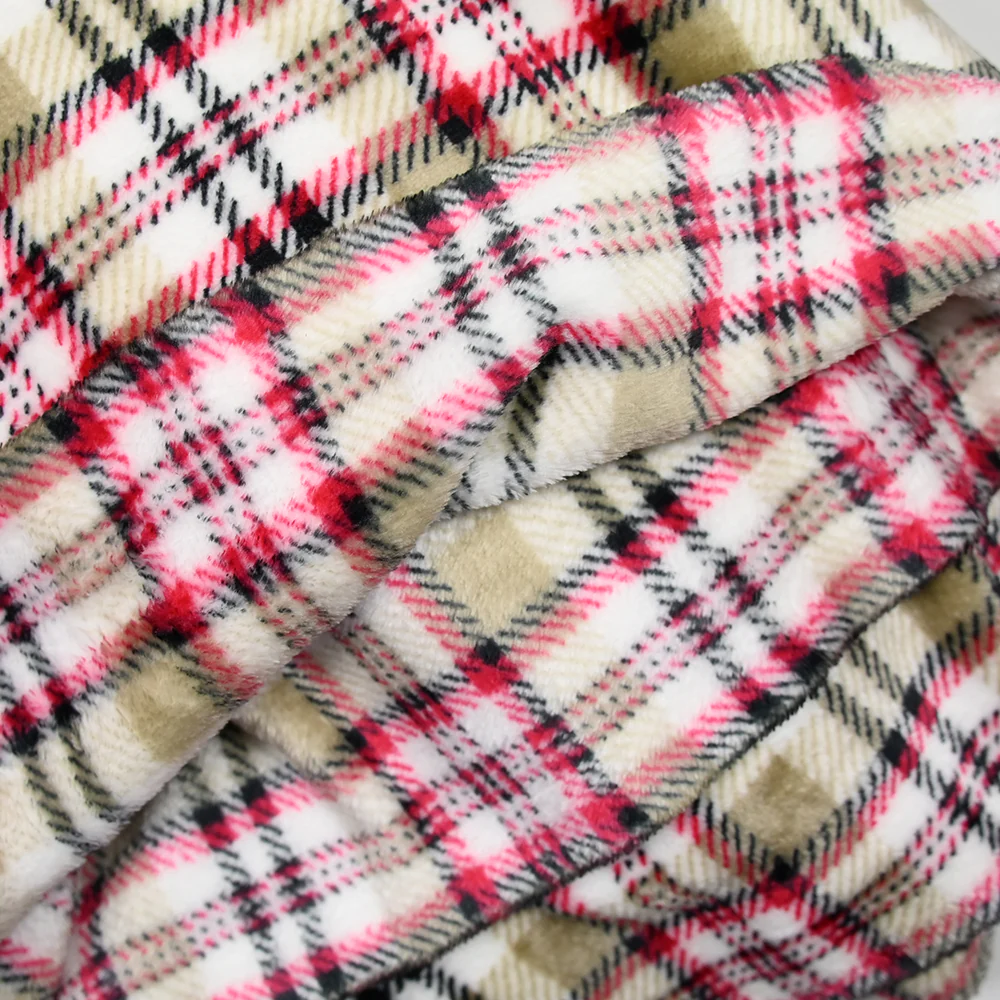 Polaire doudou imprimée tartan rouge et beige fond blanc - Image 4