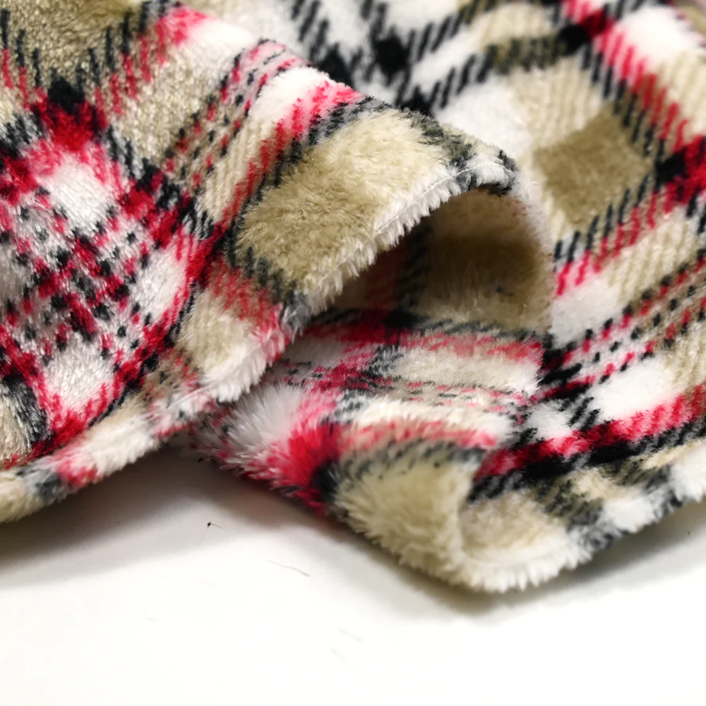Polaire doudou imprimée tartan rouge et beige fond blanc - Image 5