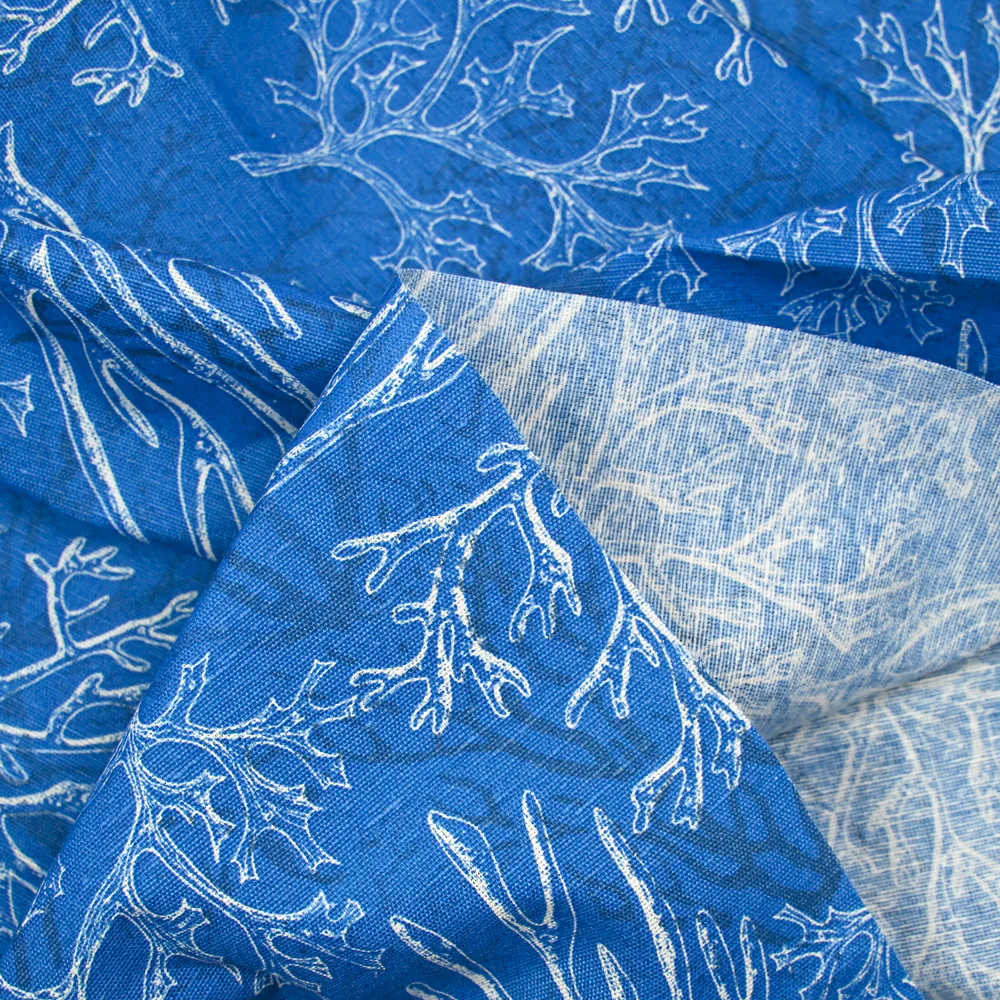Polycoton imprimé corail fond bleu - Image 4
