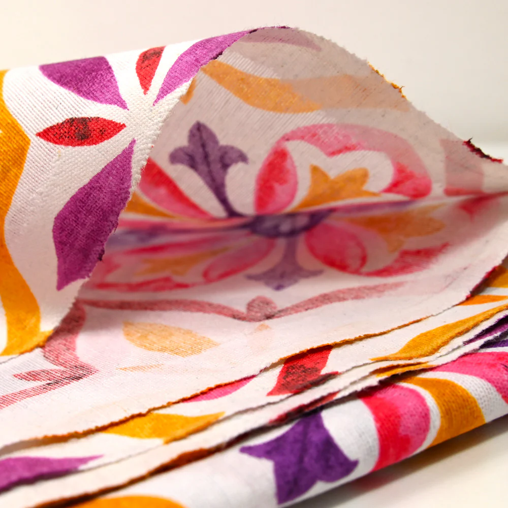 Polycoton imprimé faïence rose, violet et moutarde fond blanc - Image 5