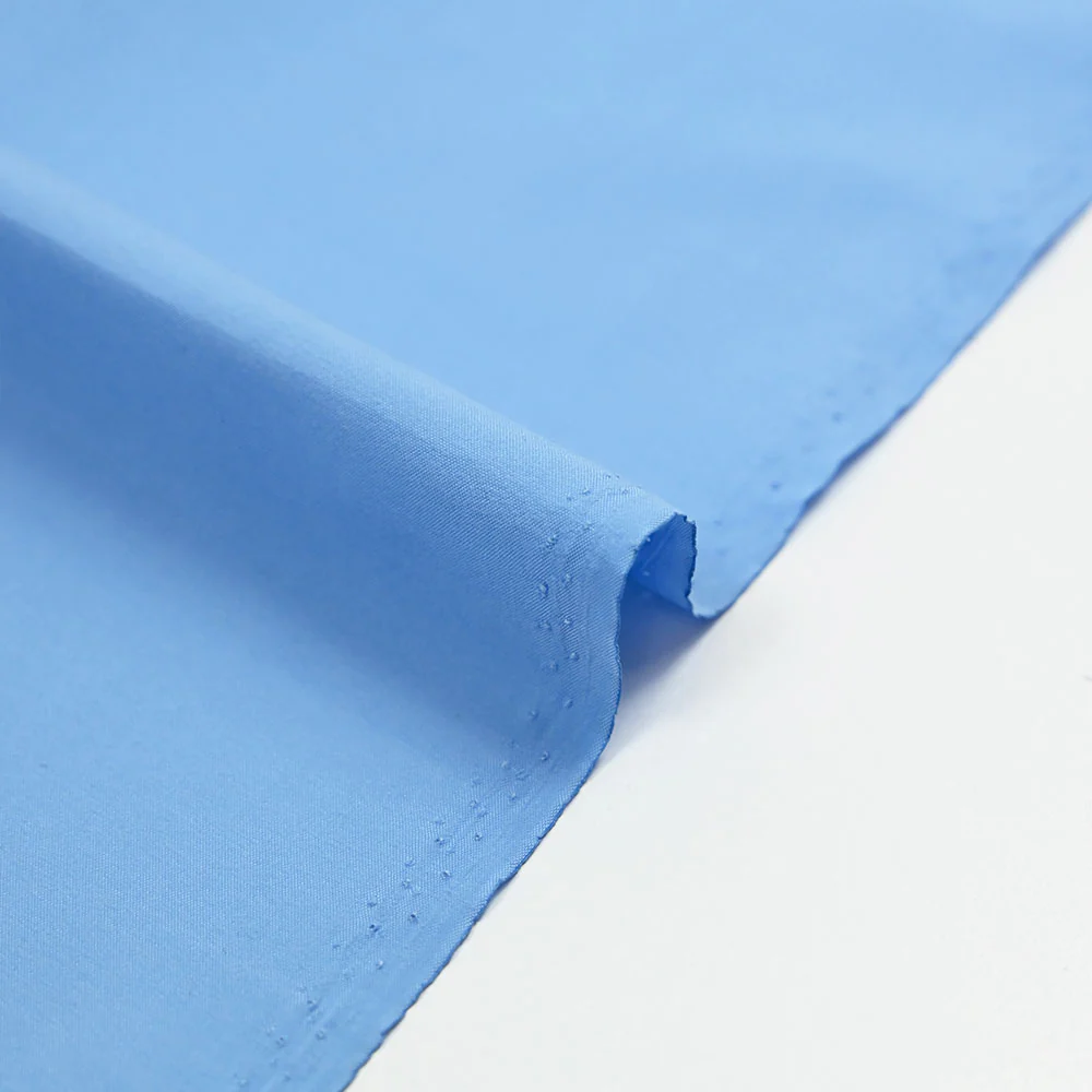 Polyester satiné fin bleu ciel - Image 4
