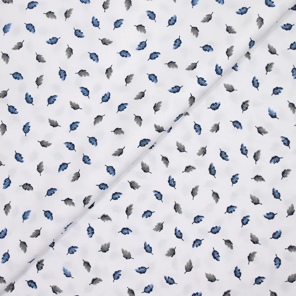 Popeline polycoton imprimée plumes bleu et gris fond blanc