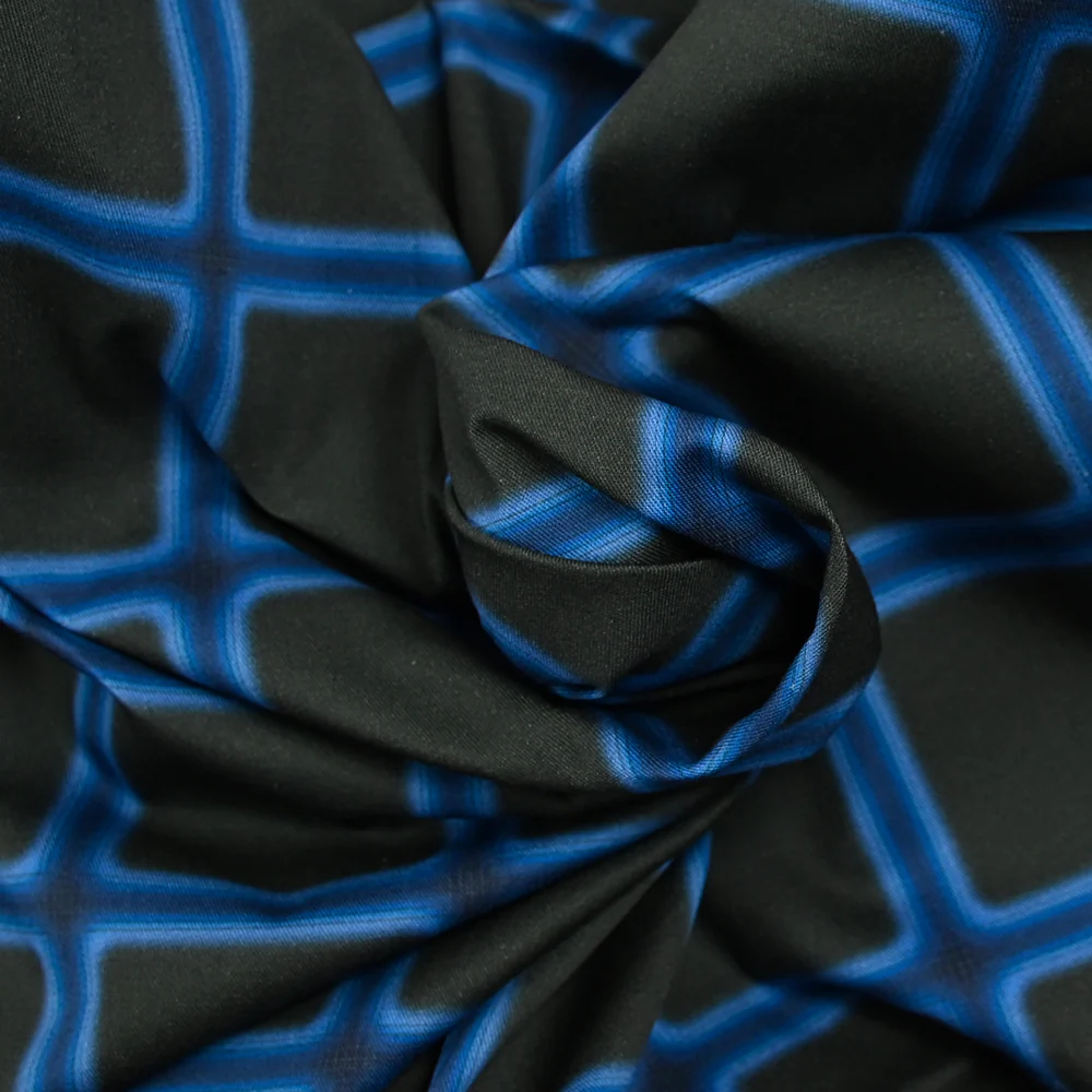 Satin de coton élasthanne carreaux bleu fond noir - Image 2