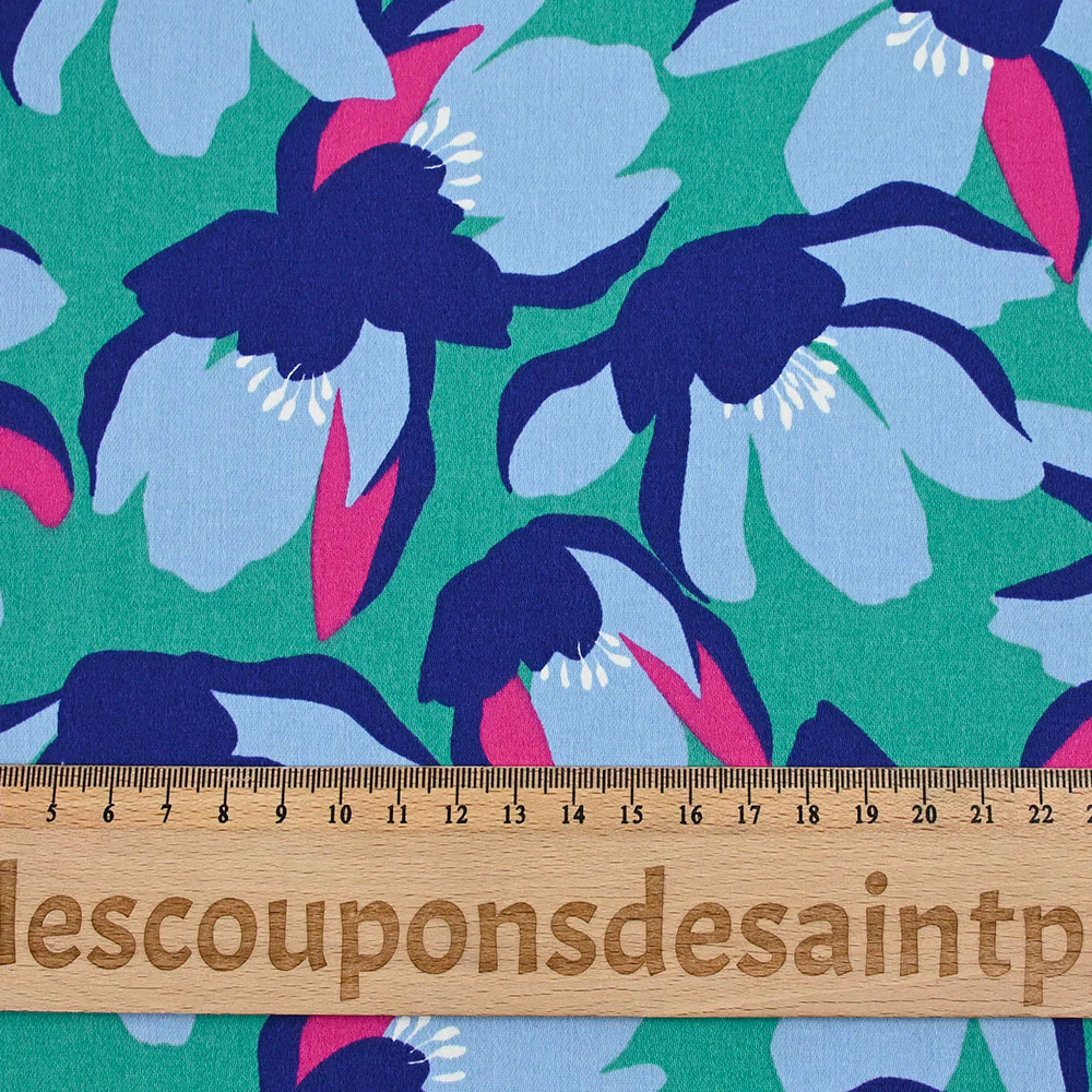Satin de coton élasthanne fleurs bleu fond vert menthe - Image 3