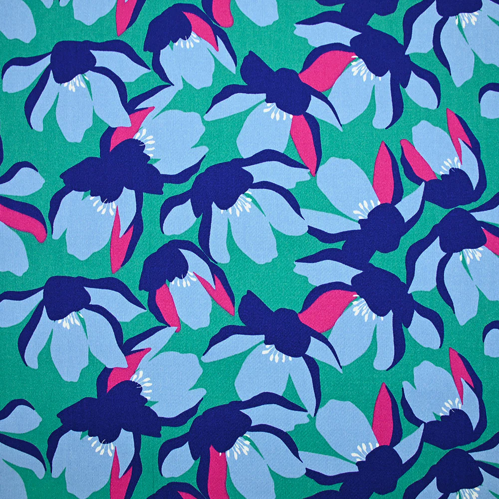Satin de coton élasthanne fleurs bleu fond vert menthe - Image 4