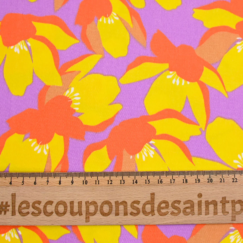 Satin de coton élasthanne fleurs orange fond violet - Image 3