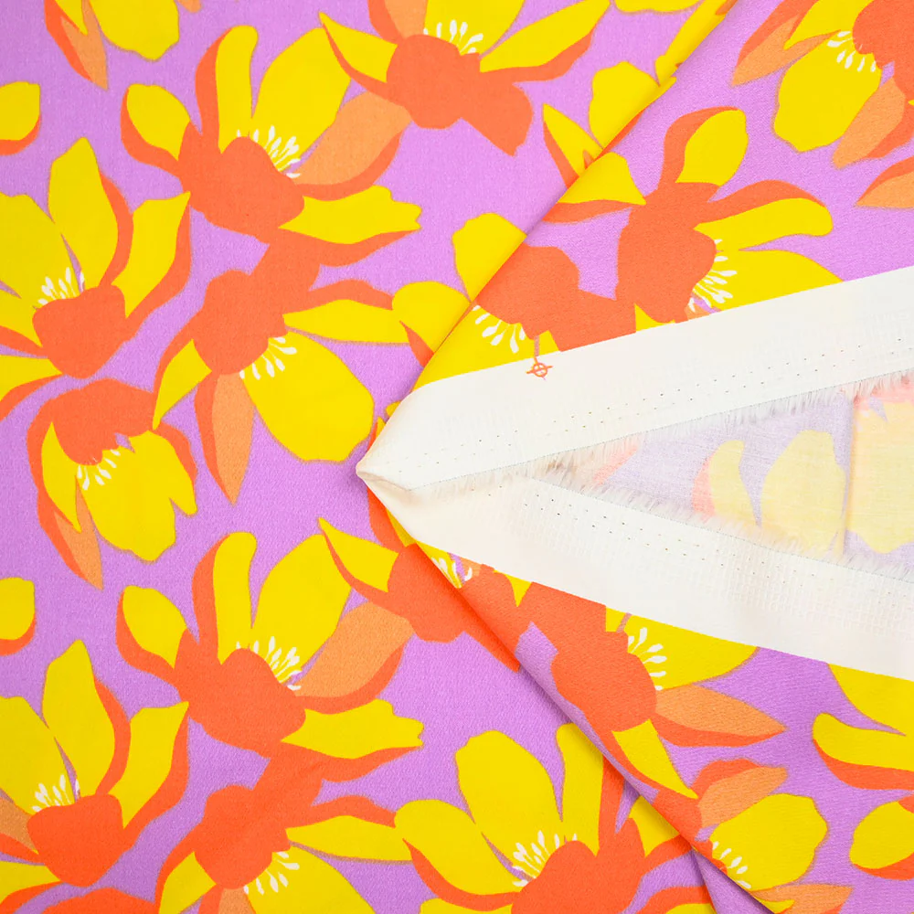 Satin de coton élasthanne fleurs orange fond violet - Image 4