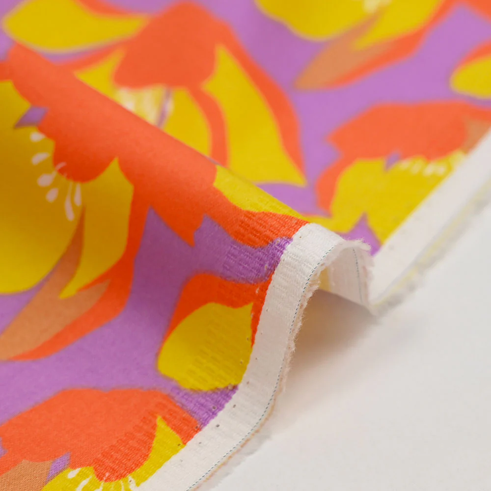 Satin de coton élasthanne fleurs orange fond violet - Image 6