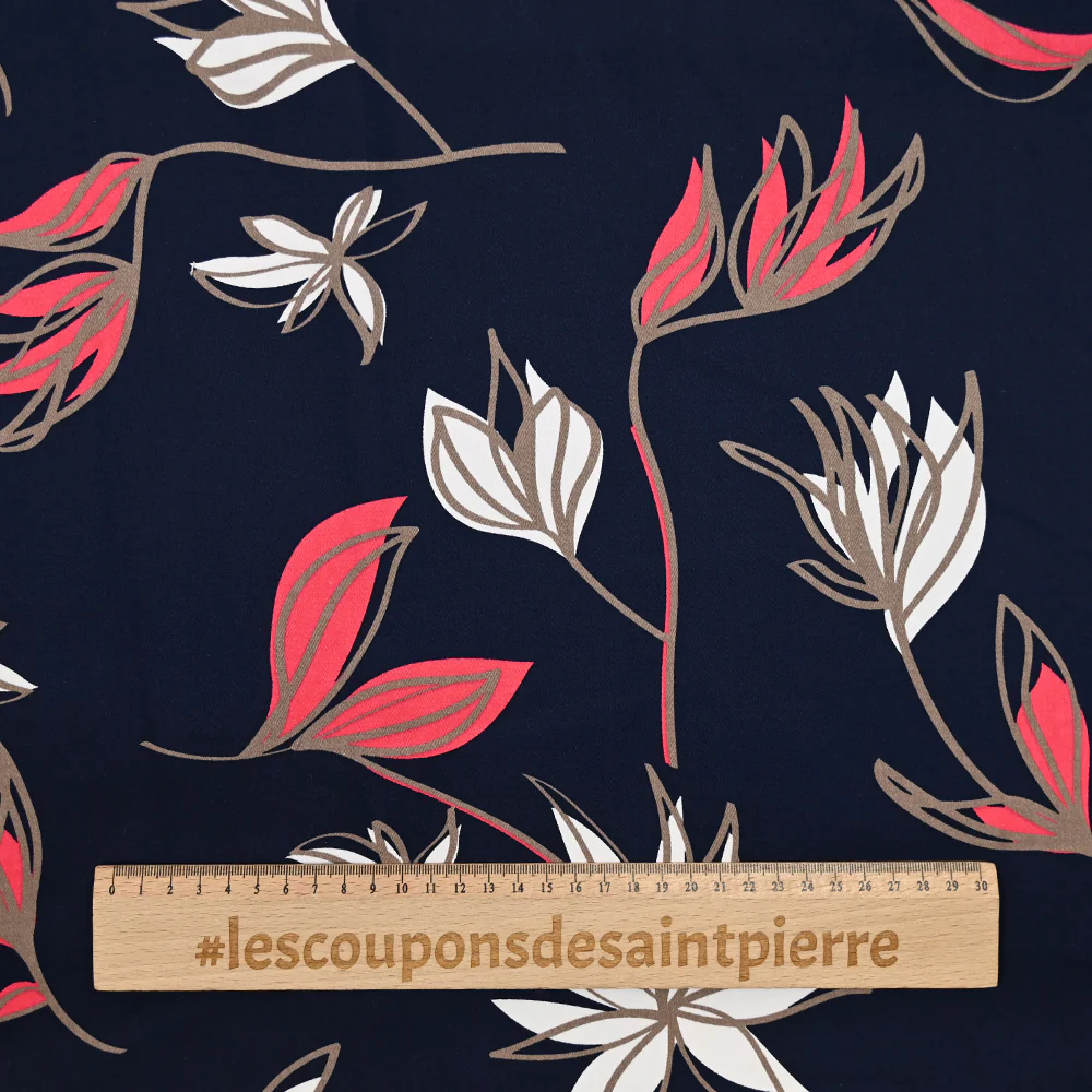 Satin de coton élasthanne imprimé expert du vent fond bleu foncé - Image 3