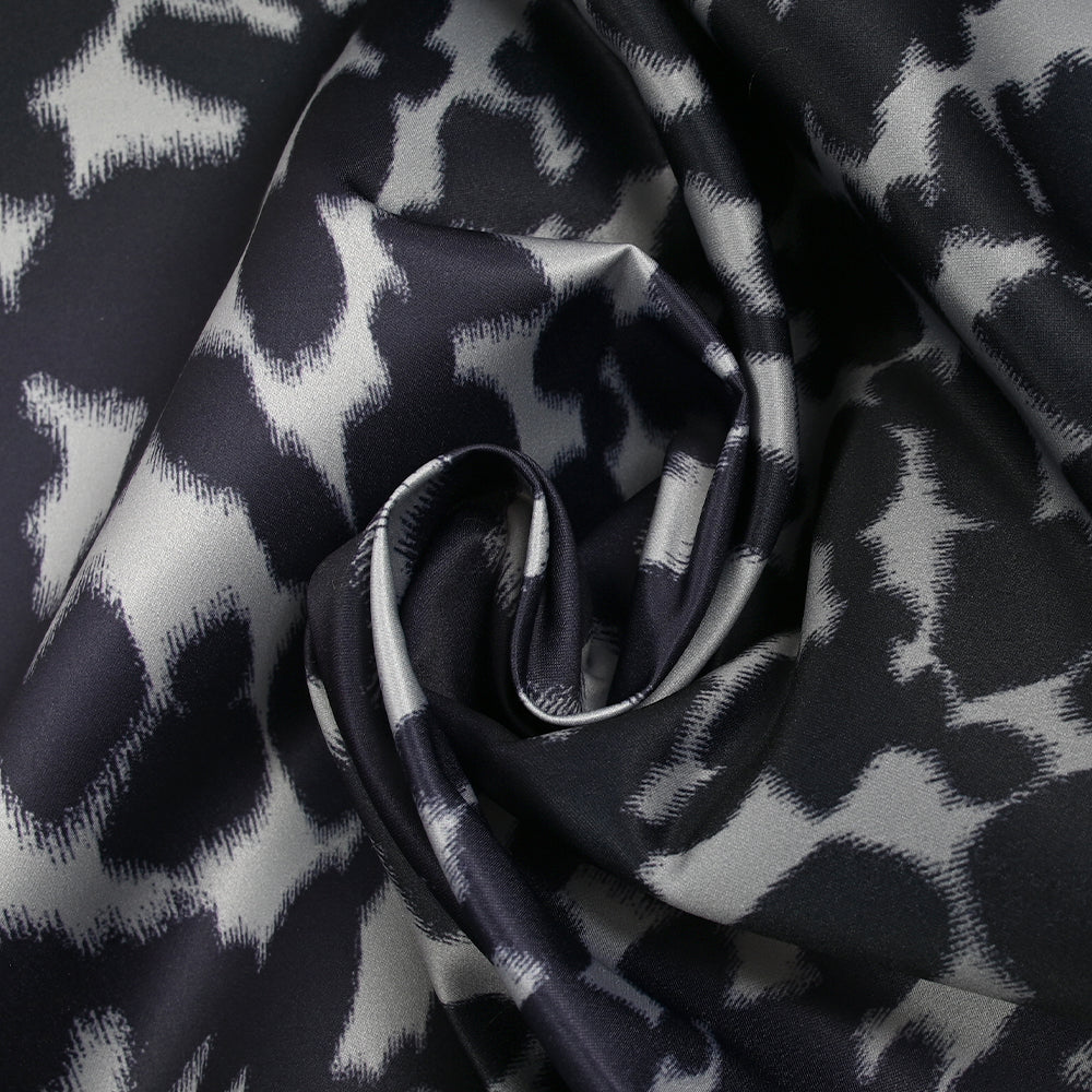Satin de polyester imprimé fauve fond gris - Image 2