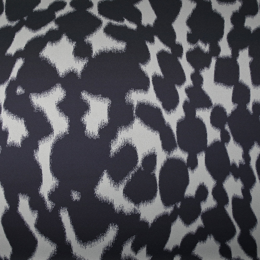 Satin de polyester imprimé fauve fond gris - Image 3
