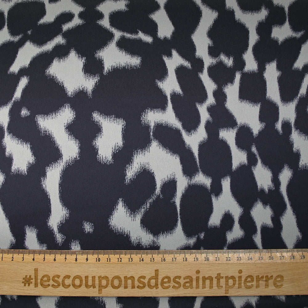 Satin de polyester imprimé fauve fond gris - Image 4