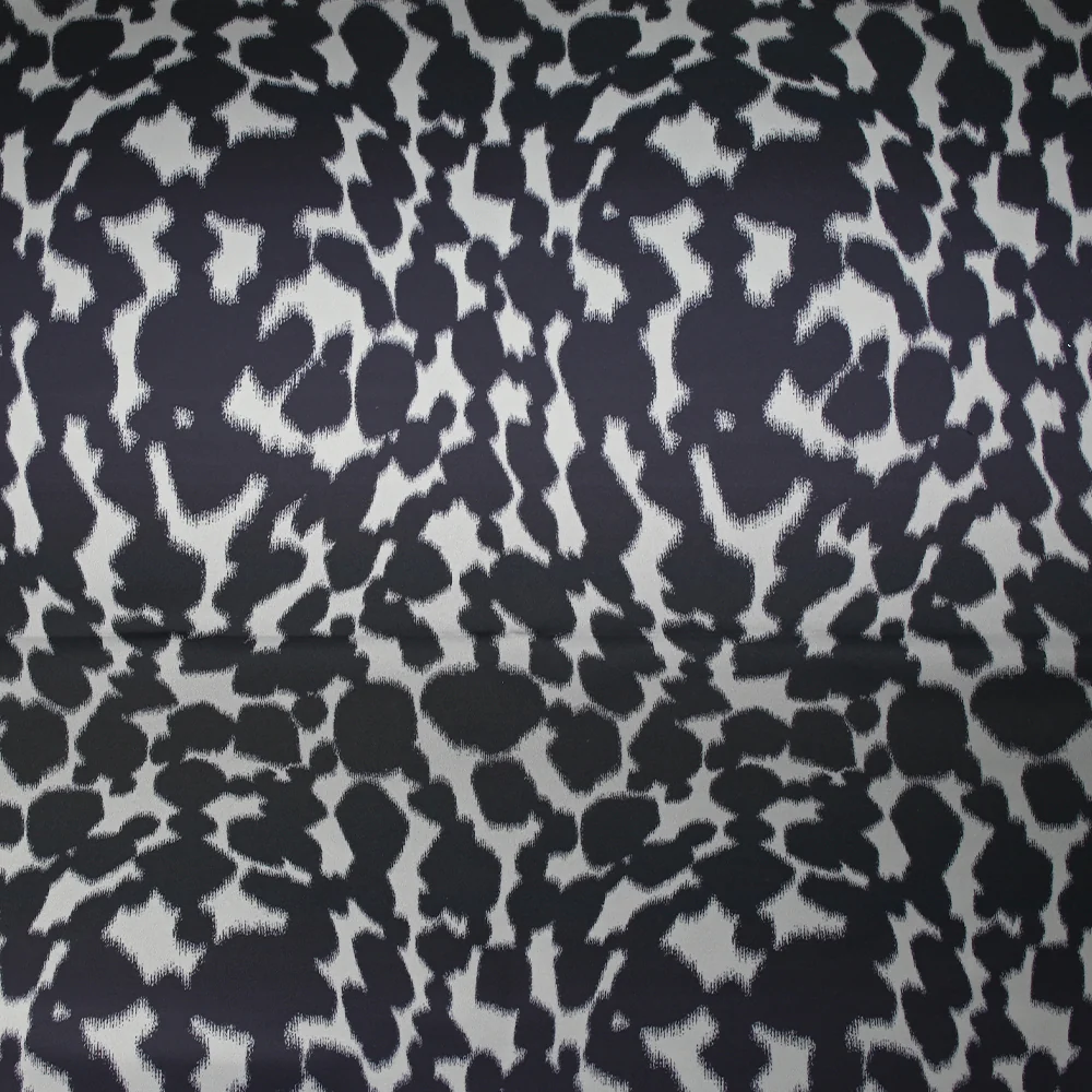 Satin de polyester imprimé fauve fond gris - Image 5
