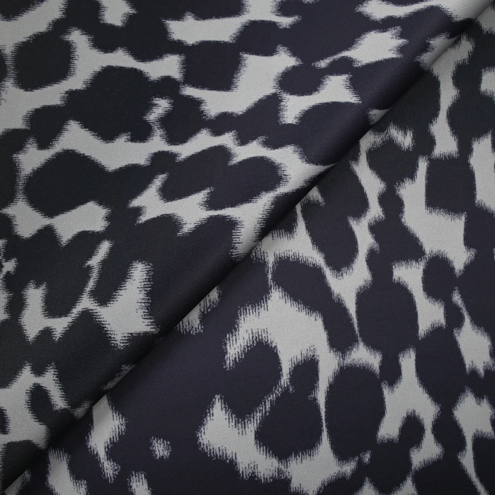 Satin de polyester imprimé fauve fond gris - Image 7