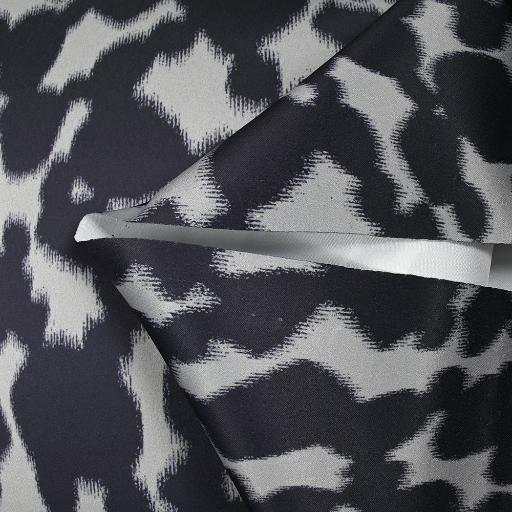 Satin de polyester imprimé fauve fond gris - Image 8