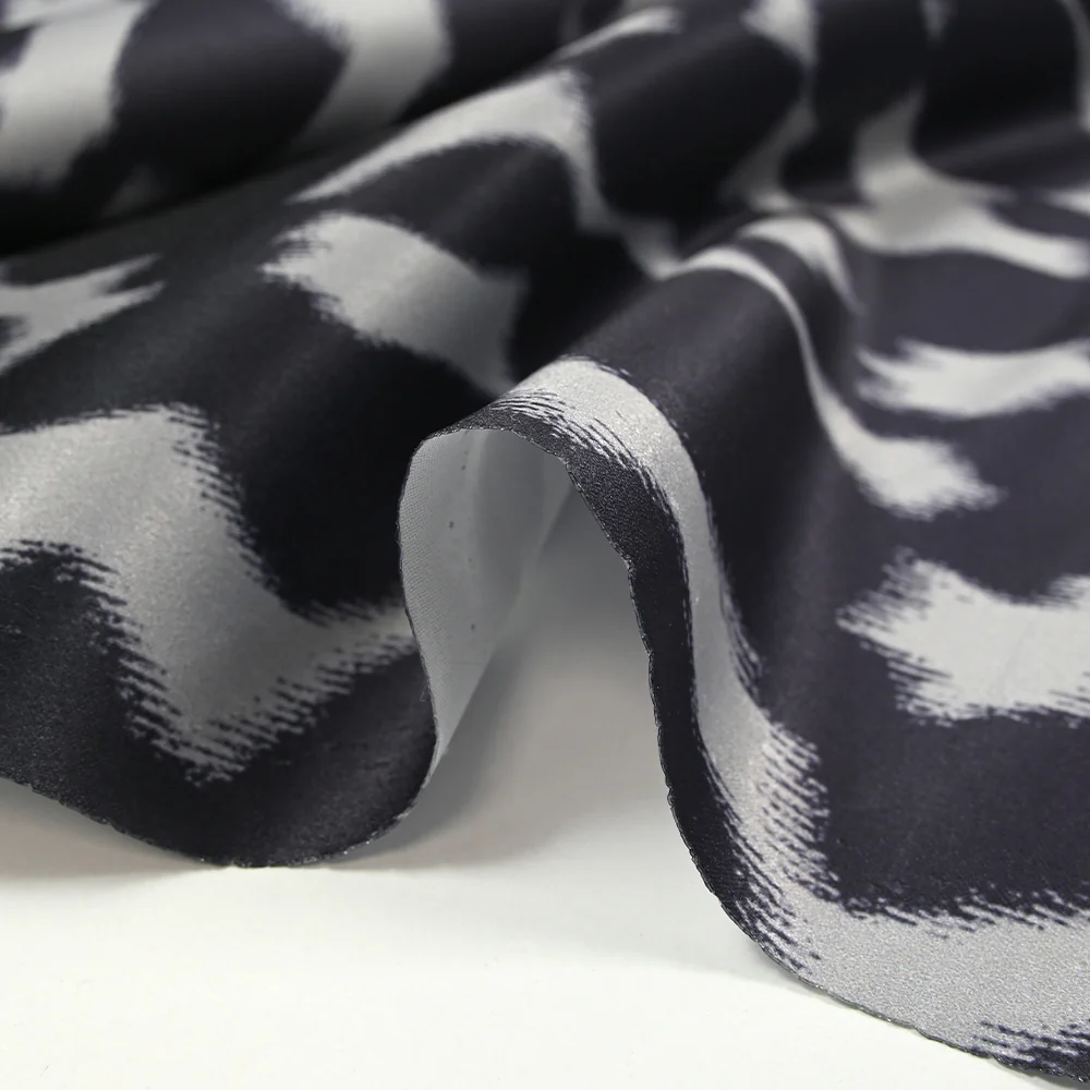 Satin de polyester imprimé fauve fond gris - Image 9