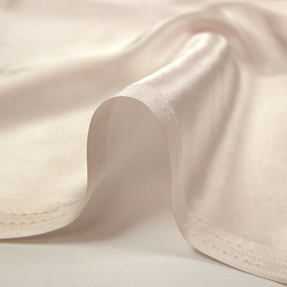Satin de polyester Maya rose pâle - Image 4