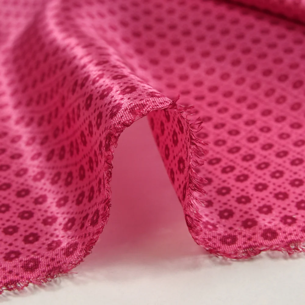 Satin de soie imprimé carrés de fleurs fuchsia - Image 6
