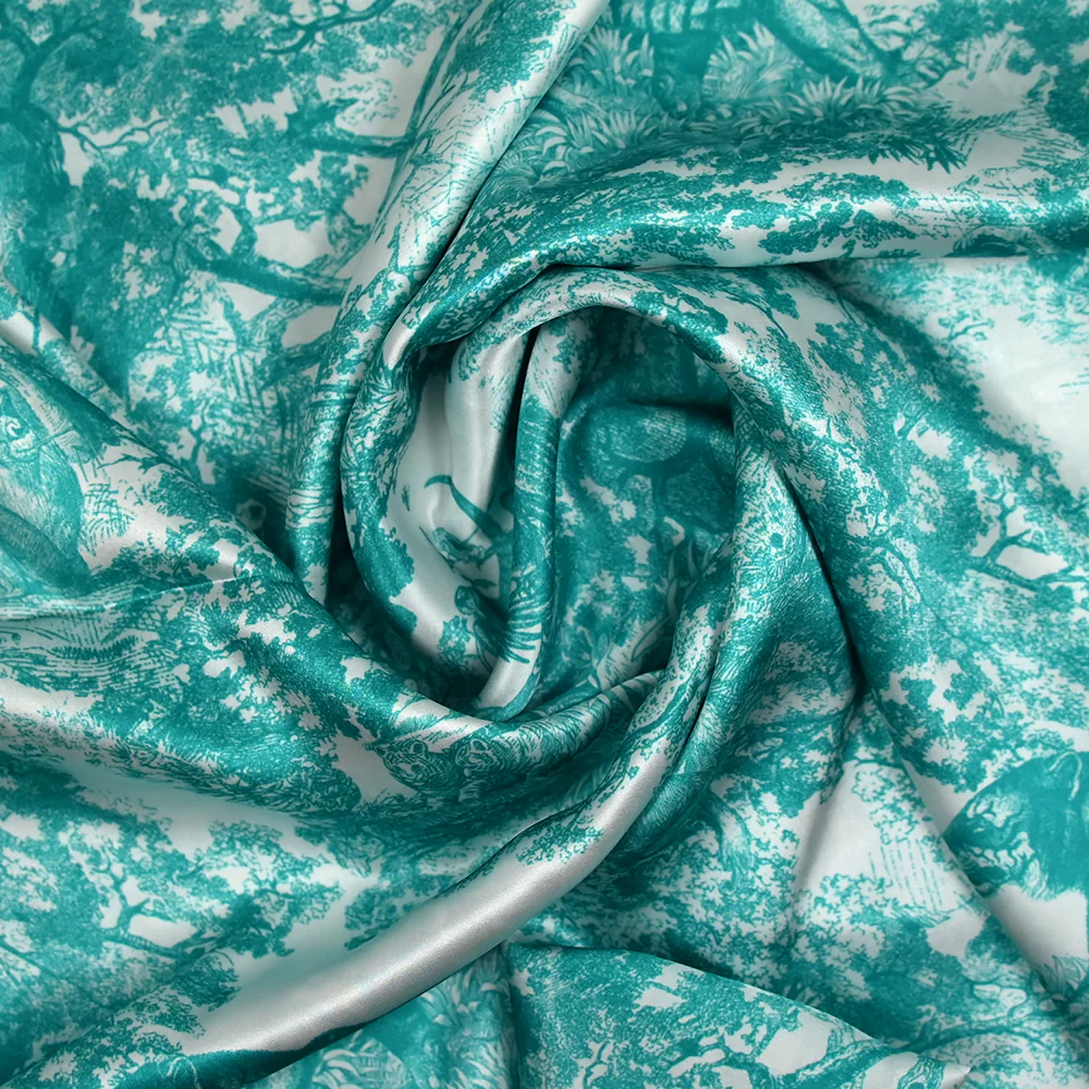 Satin de soie imprimé dans la jungle turquoise fond blanc - Image 2
