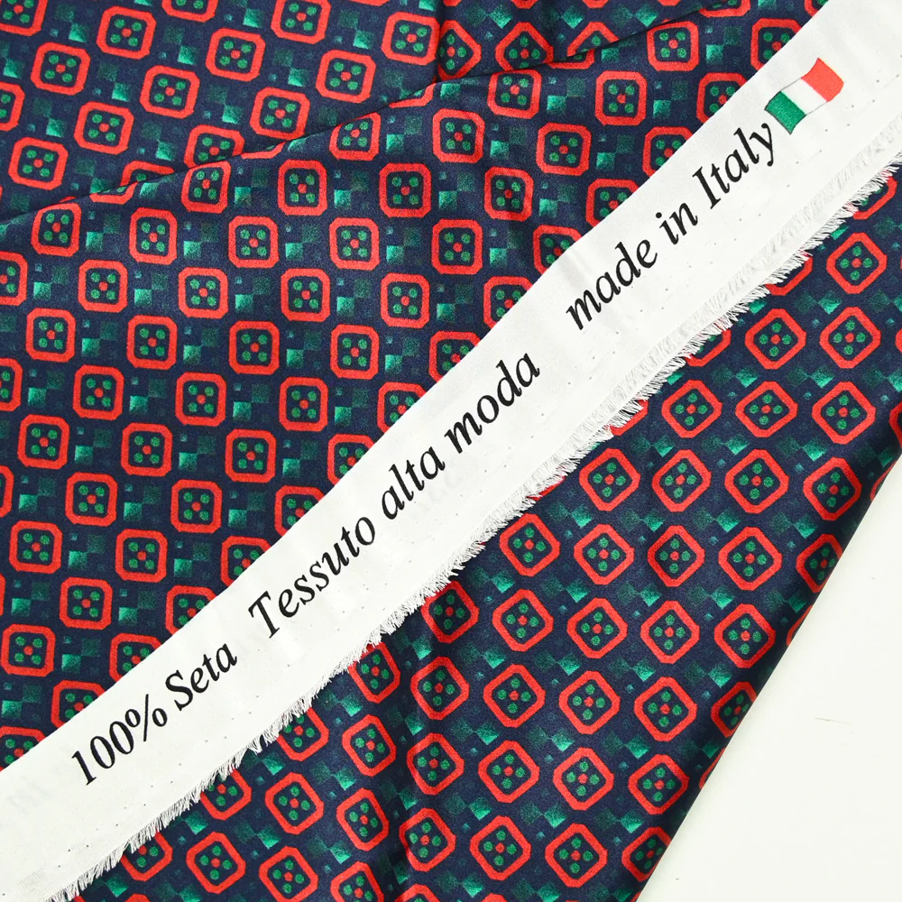 Satin de soie imprimé Naples losanges rouges fond marine - Image 5
