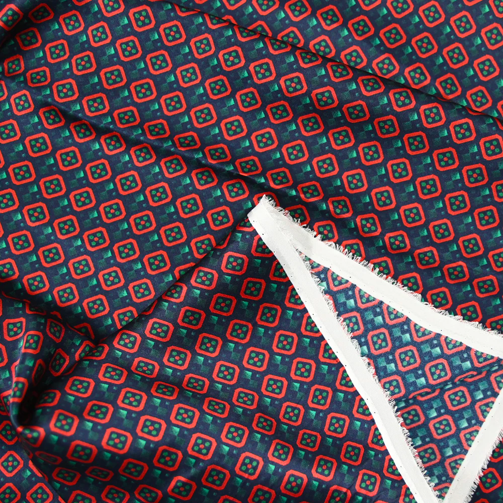 Satin de soie imprimé Naples losanges rouges fond marine - Image 6