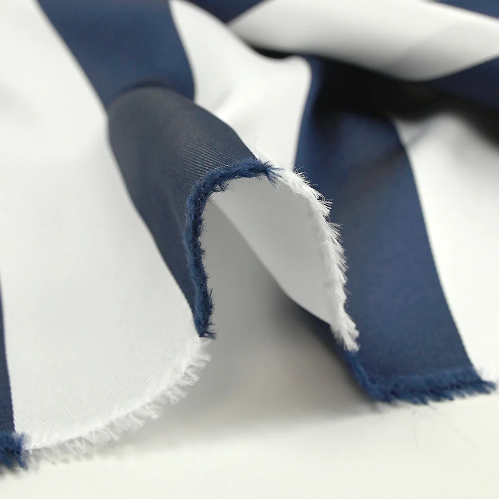 Satin de soie mélangée rayé marine et blanc - Image 7