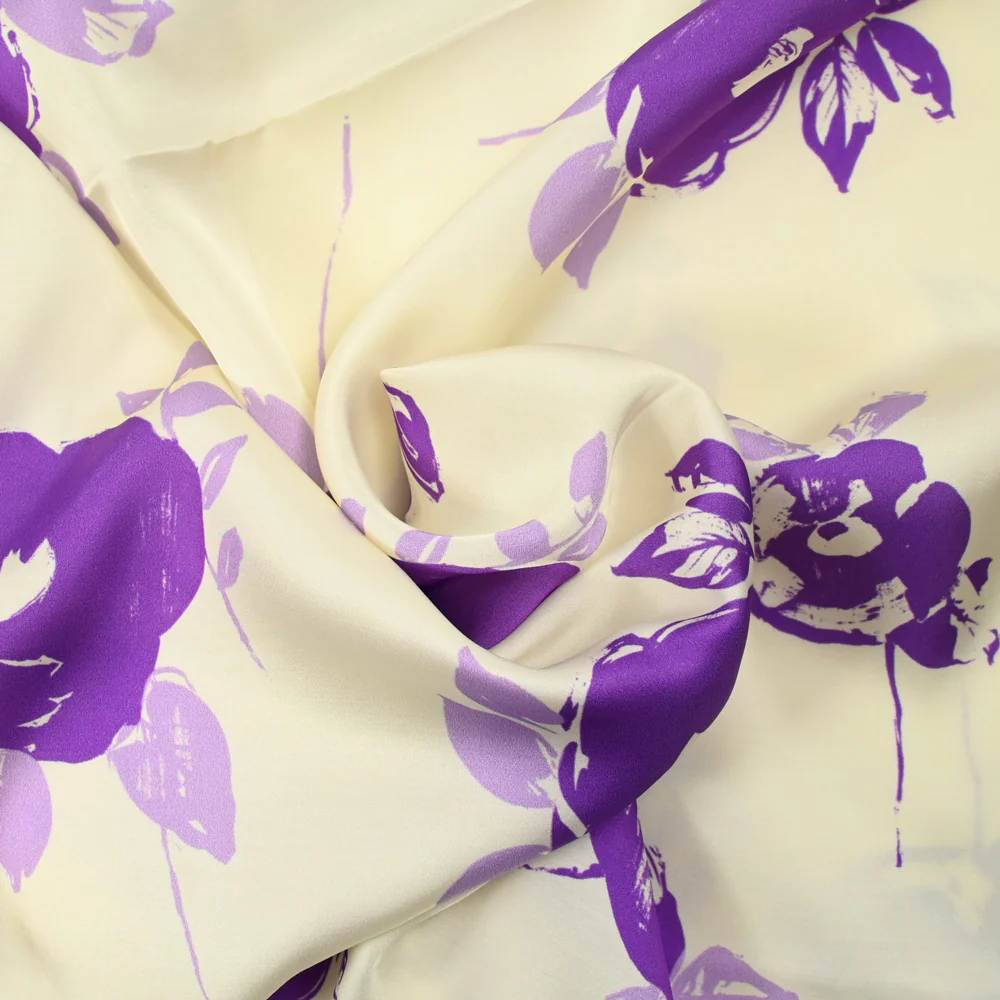 Satin de viscose imprimé fleur violette fond écru - Image 2