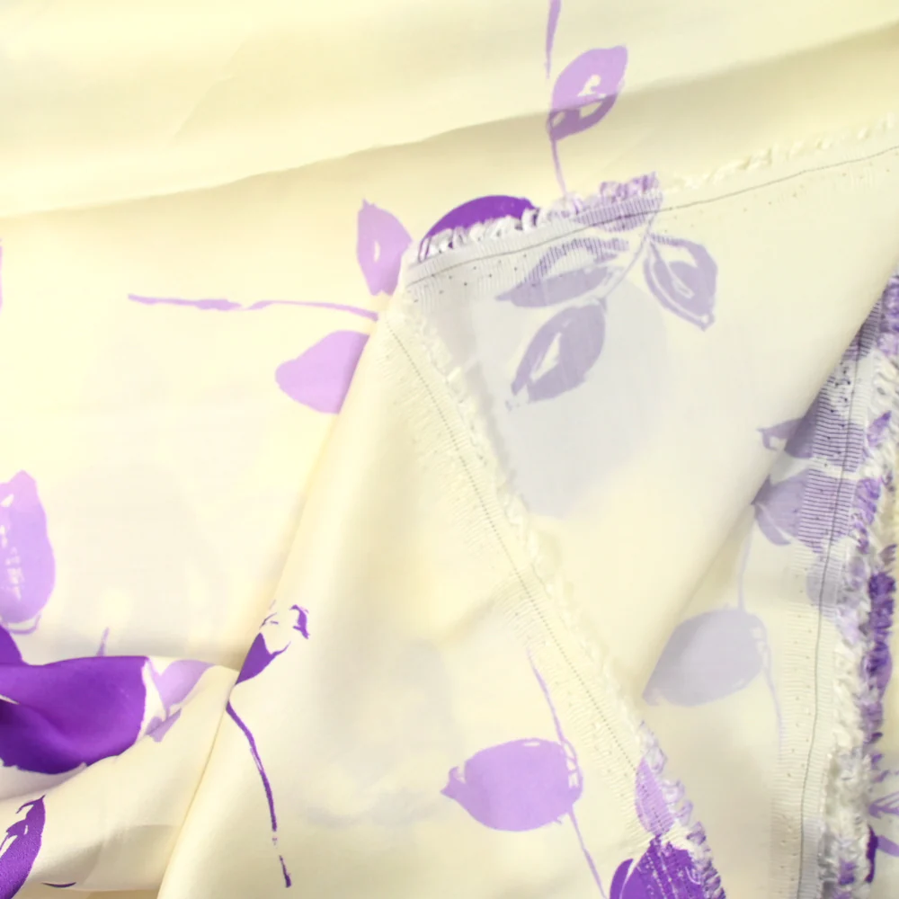 Satin de viscose imprimé fleur violette fond écru - Image 3