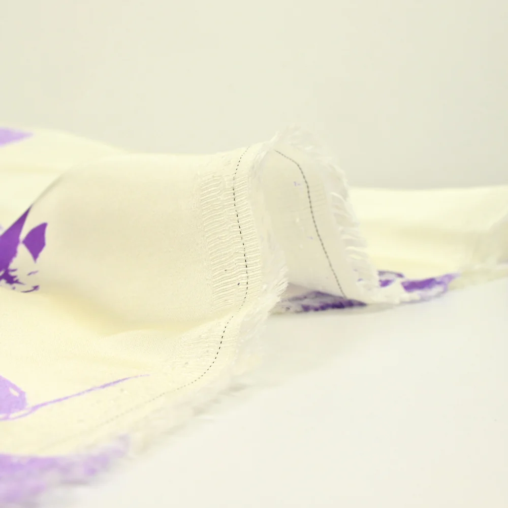 Satin de viscose imprimé fleur violette fond écru - Image 4