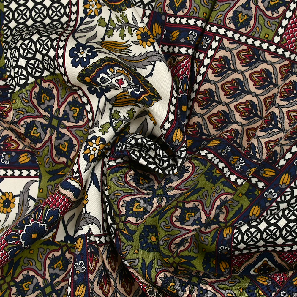 Satin de viscose imprimé patchwork ornement lie de vin, kaki et marine - Image 2