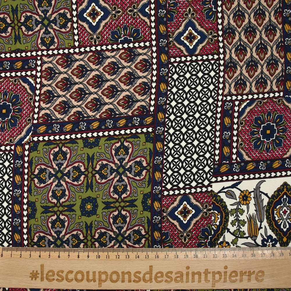 Satin de viscose imprimé patchwork ornement lie de vin, kaki et marine - Image 3