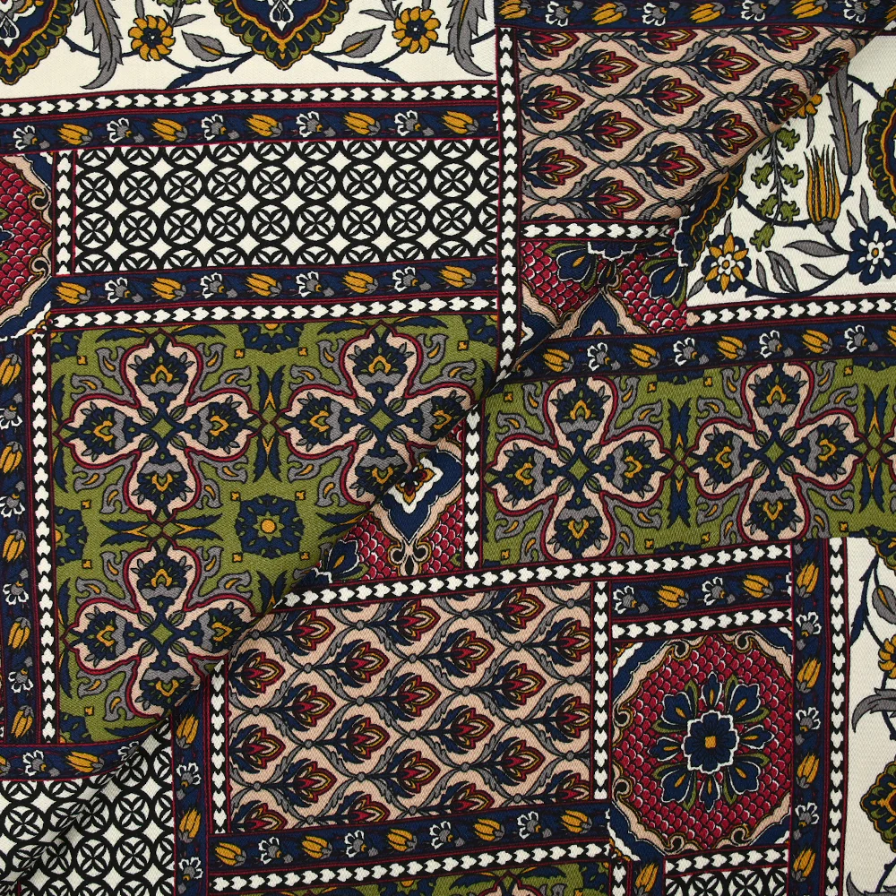 Satin de viscose imprimé patchwork ornement lie de vin, kaki et marine - Image 5