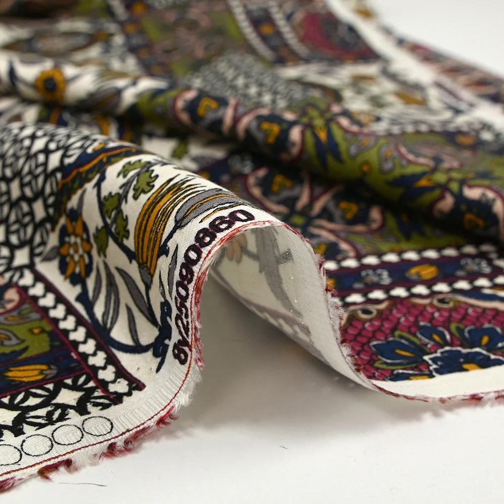 Satin de viscose imprimé patchwork ornement lie de vin, kaki et marine - Image 7