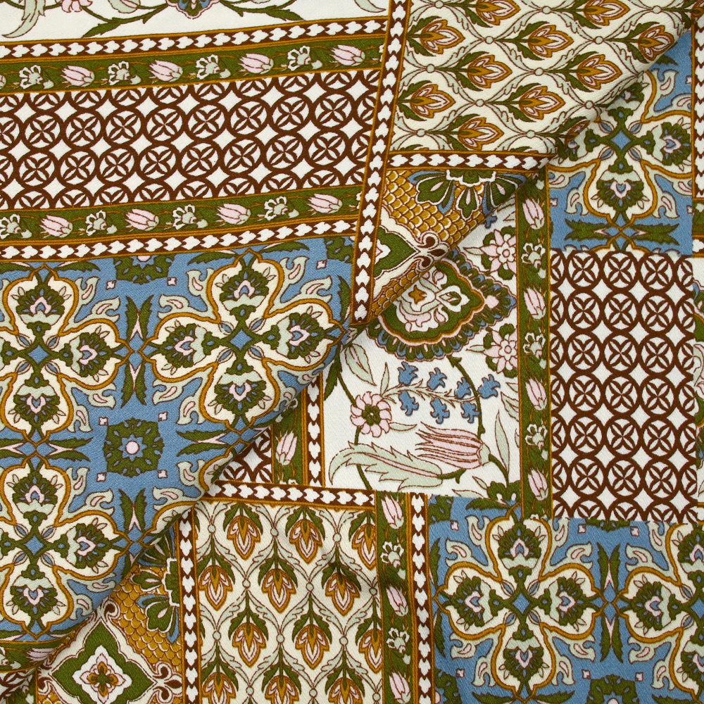 Satin de viscose imprimé patchwork ornement ocre, bleu barbeau et kaki - Image 5