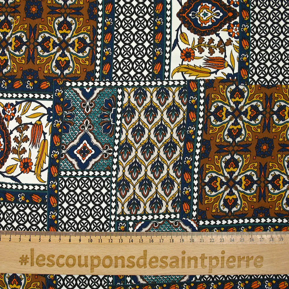 Satin de viscose imprimé patchwork ornement orange, canard et marine - Image 3