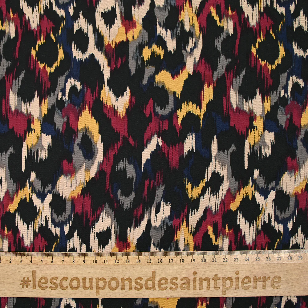 Satin de viscose imprimé Vénus bordeaux fond noir - Image 3