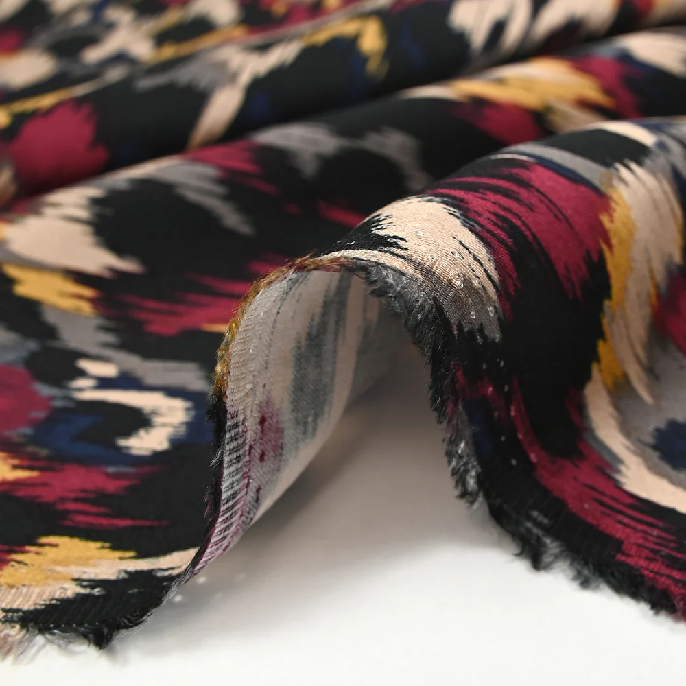 Satin de viscose imprimé Vénus bordeaux fond noir - Image 6