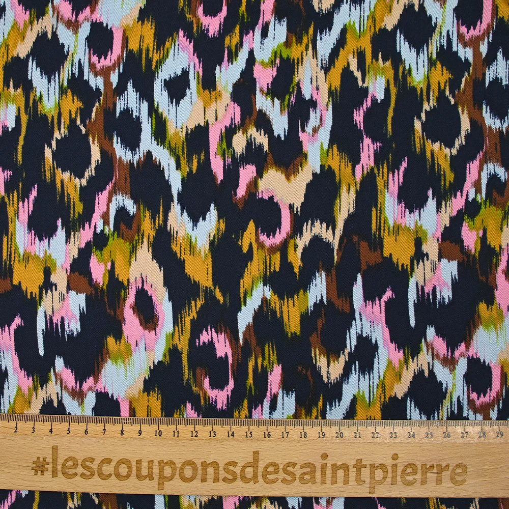 Satin de viscose imprimé Vénus rose fond marine - Image 3