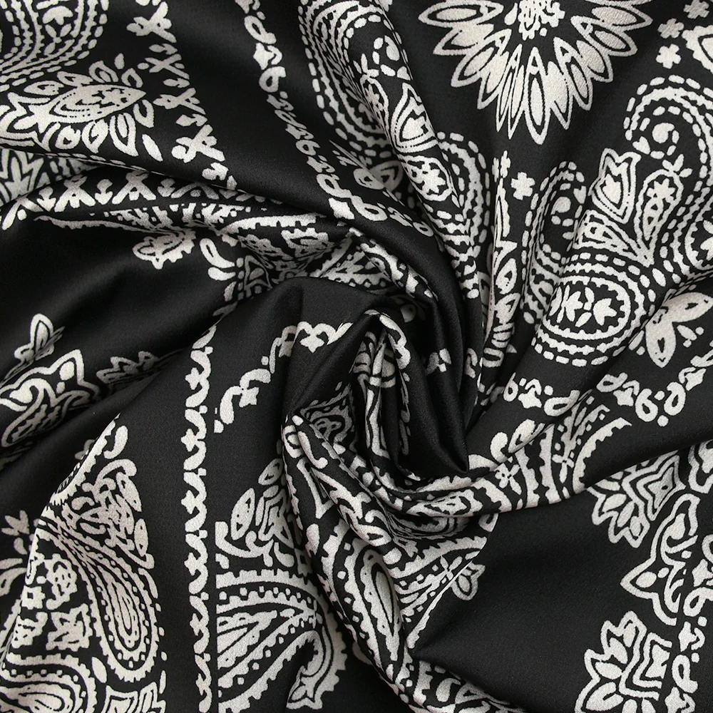 Satin polyester imprimé bandana grège fond noir - Image 2