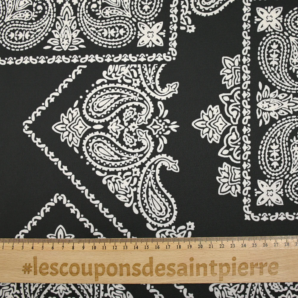 Satin polyester imprimé bandana grège fond noir - Image 3