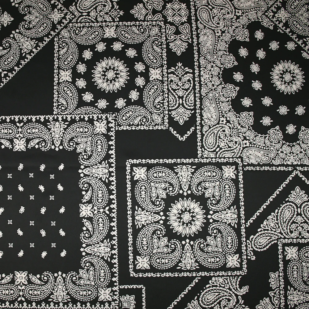 Satin polyester imprimé bandana grège fond noir - Image 4