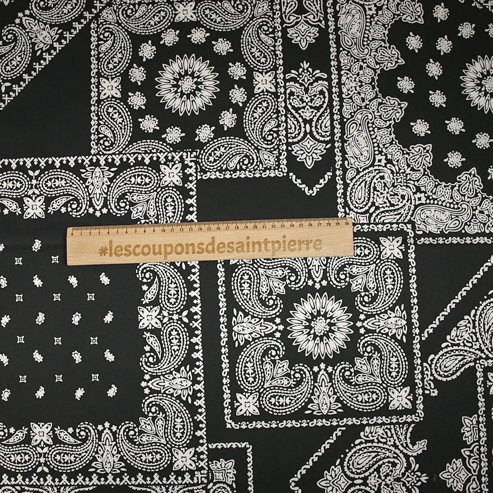 Satin polyester imprimé bandana grège fond noir - Image 5